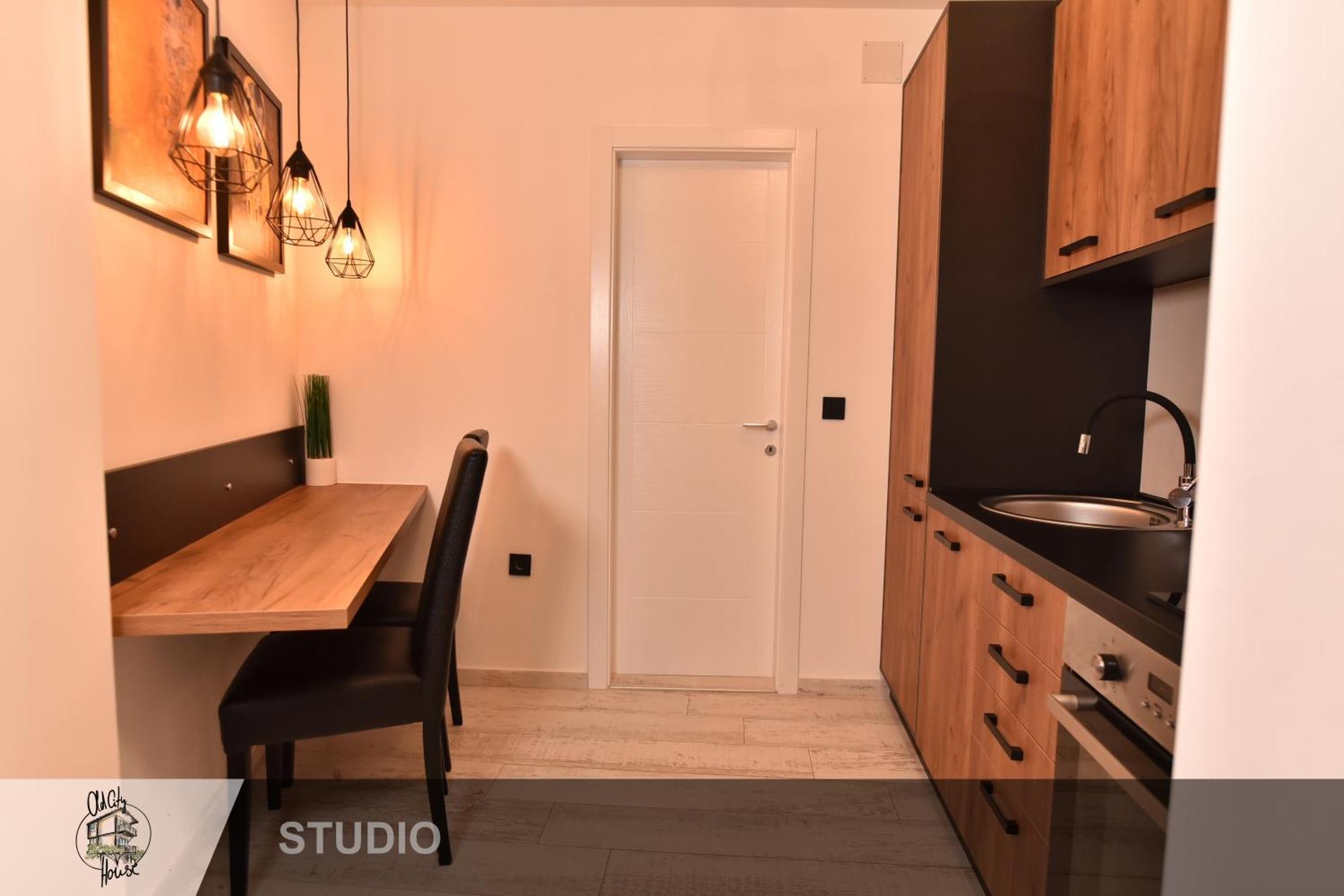 Old House Apartment *